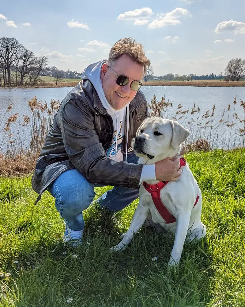 Torsten Widder mit Labradorrüde Alwin am See