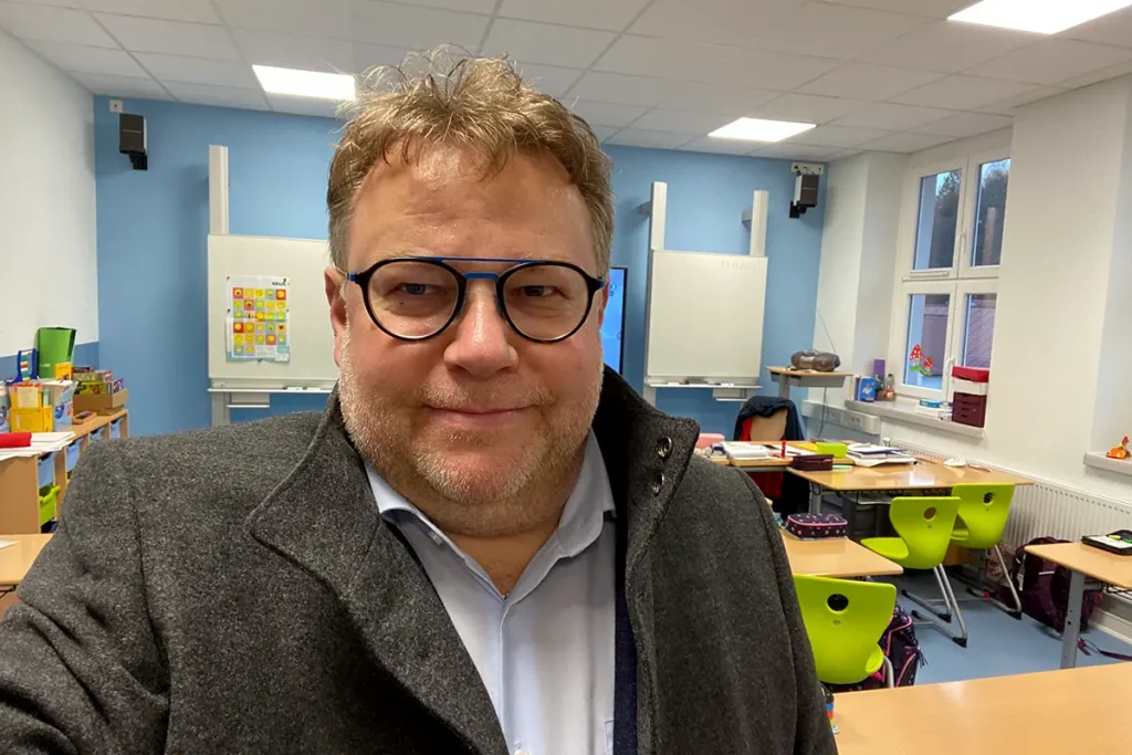 Selfie: Torsten Widder in leerem Klassenzimmer in Grundschule Benshausen nach Gerneralsanierung