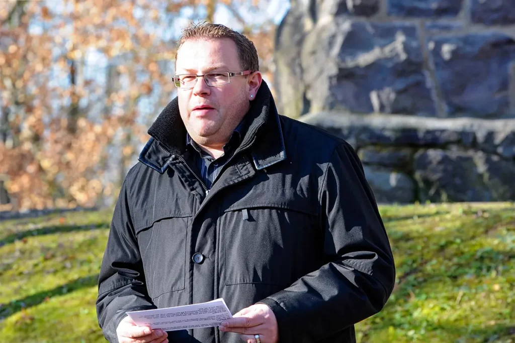 Torsten Widder hält am Volkstrauertag eine Rede bei der Kranzniederlegung am Denkmal Lerchenberg in Zella-Mehlis