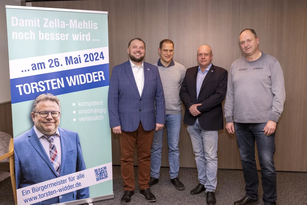 zum Auftakt zur Bürgermeisterwahl in Zella-Mehlis 2024 posieren M. Bader, C. Bickel, M. Hengelhaupt, H. Aschenbach (v. l.) neben einem Roll-Up von Torsten Widder